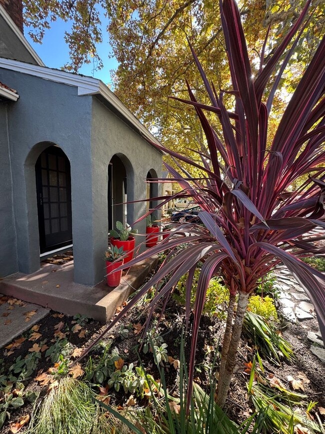 Building Photo - Charming 1 Bedroom 1 Bath Historic Duplex, Land Park-Curtis Park Area SEE VIDEO