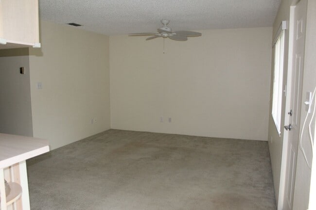 Building Photo - 2 bedroom/2 bath Condo!
