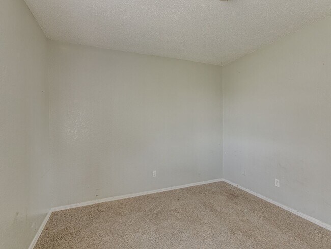 Building Photo - MOVE IN SPECIAL NO DEPOSIT OR APPLICATION ...