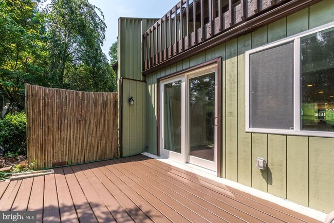 Building Photo - 7 Belaire Way