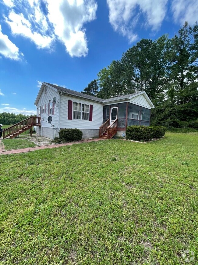 Building Photo - Hone 3 Bedroom 2 bath Screened in Porch