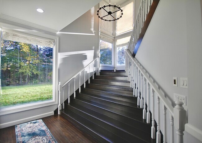 Building Photo - 106A Comstock Hill Ave