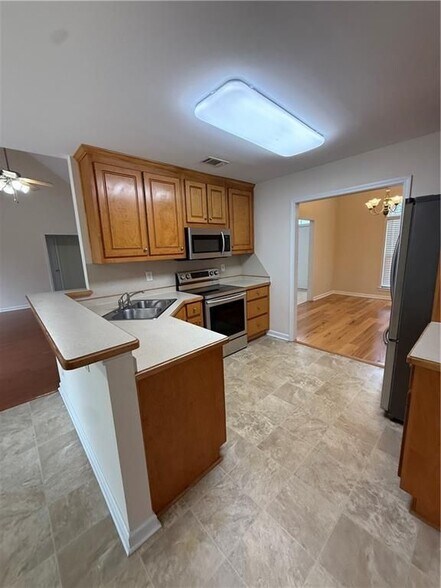 Building Photo - 1244 Saxony Dr SE