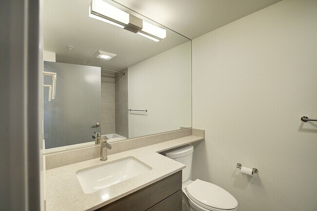 Building Photo - 0bd/1ba Kirkland Condo
