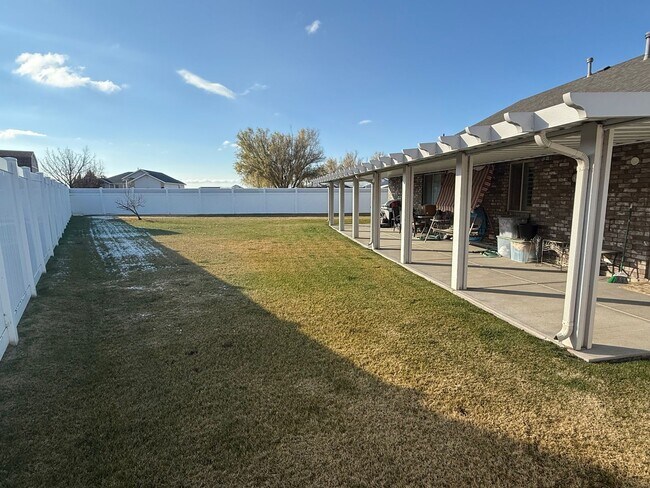 Building Photo - Beautiful patio home with 2 car garage, central air, fenced yard and covered patio