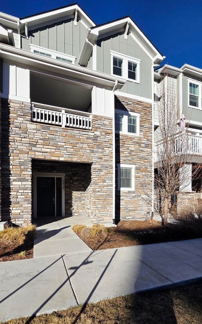 Building Photo - Charming, Spacious Townhome in a Prime Location | Move In Today & Save 50% on First Month