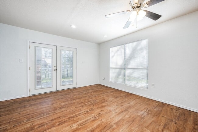 Building Photo - 812 Driftwood Dr
