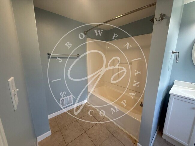 Building Photo - Charming 4 bedroom 2 bathroom close to the University of Toledo.