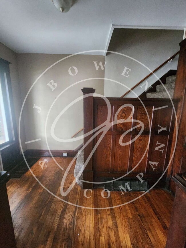 Building Photo - 2 bed 2 story townhouse! Individual baseme...