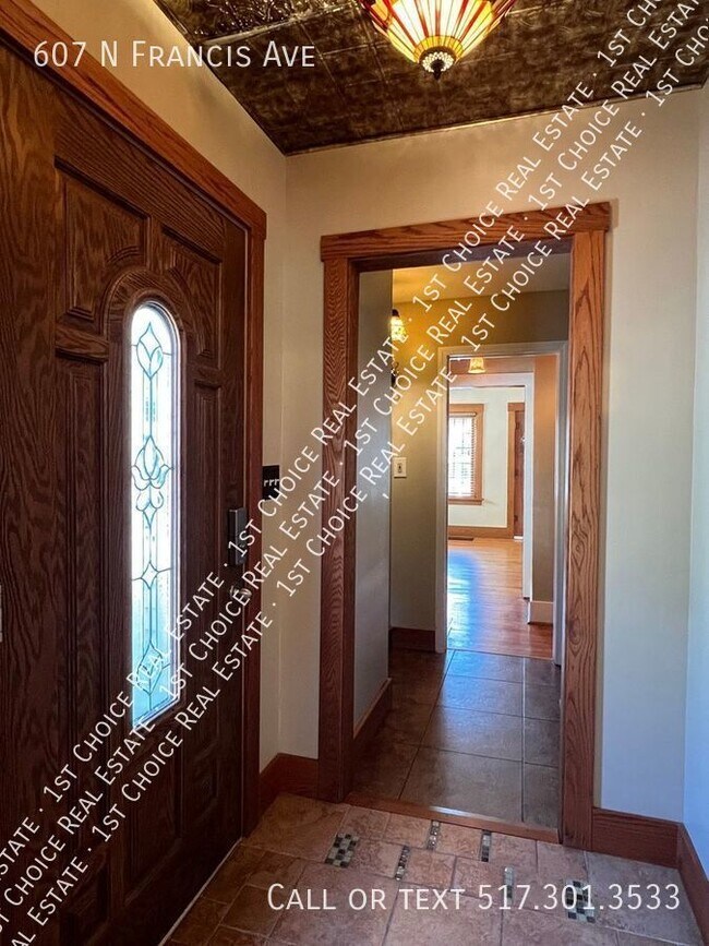 Building Photo - Charming 3-BDR 2-BTH House w/ Garage & Bas...