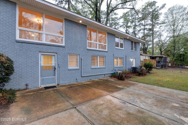 Building Photo - 1390 N Hills St