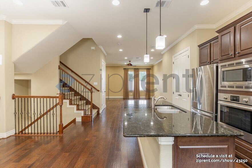 Building Photo - 1025 Highknoll Ln
