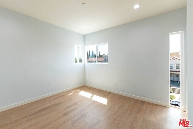 Building Photo - 756 N Ridgewood Pl