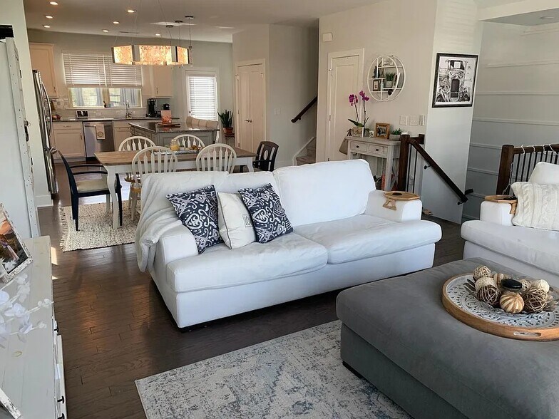 Building Photo - 17035 Soho Dr