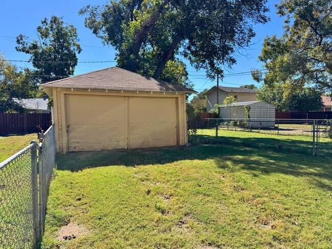 Building Photo - Cute 2 Bed 1 Bath Craftsman Home