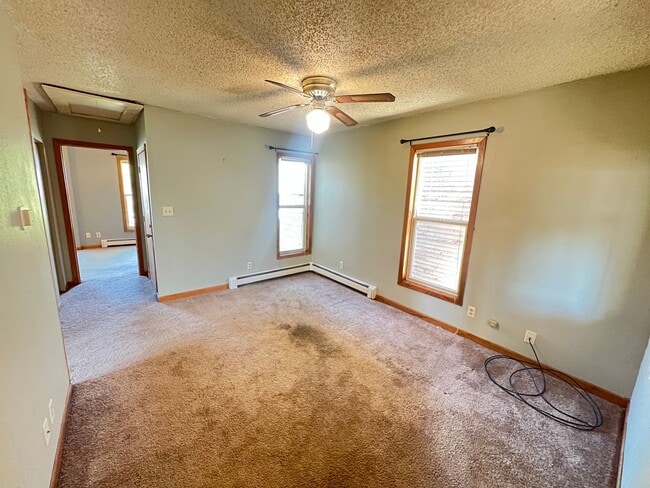 Building Photo - Upper Level 2 Bedroom Apartment - AVAILABLE JUNE