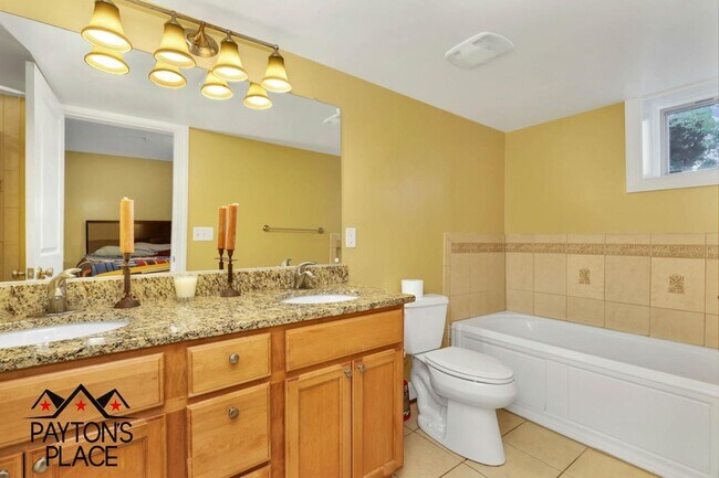 Building Photo - Townhome Style Condo with Parking