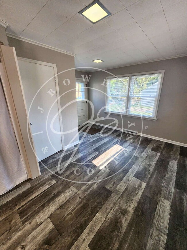 Building Photo - Move-In Ready! Spacious 4–5 Bedroom Home w...