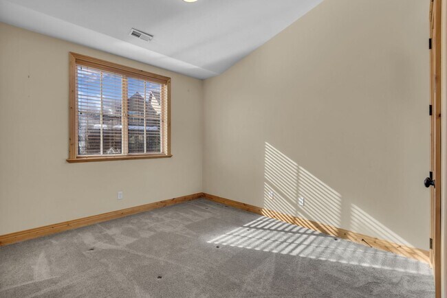 Building Photo - Canyon Links Townhome