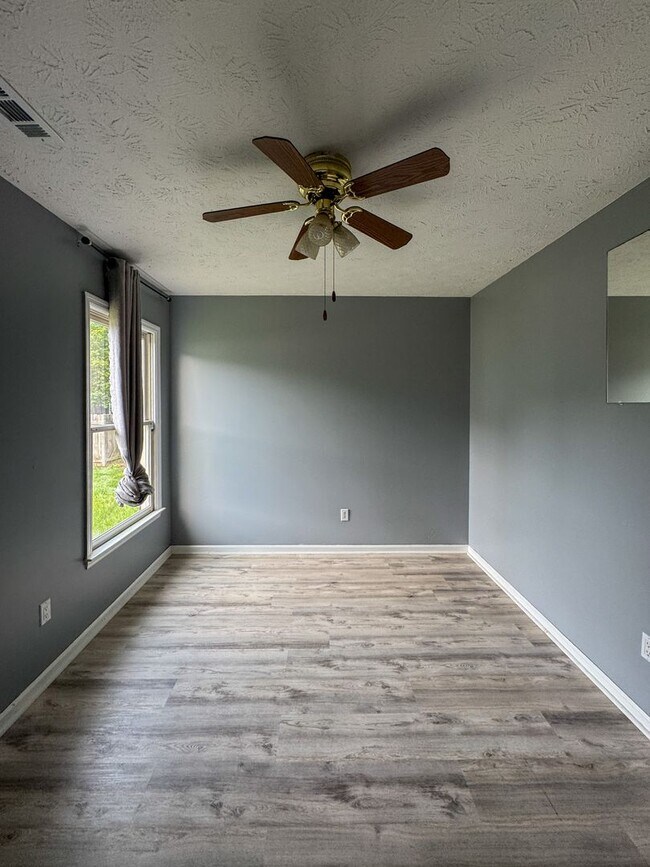 Building Photo - Charming 3 Bed 2 Bath Home with Fenced Yard