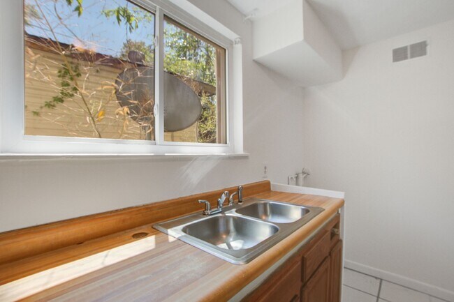 Building Photo - Now Leasing - Charming Renovated 3BR Home Near Downtown Columbia & Major Colleges