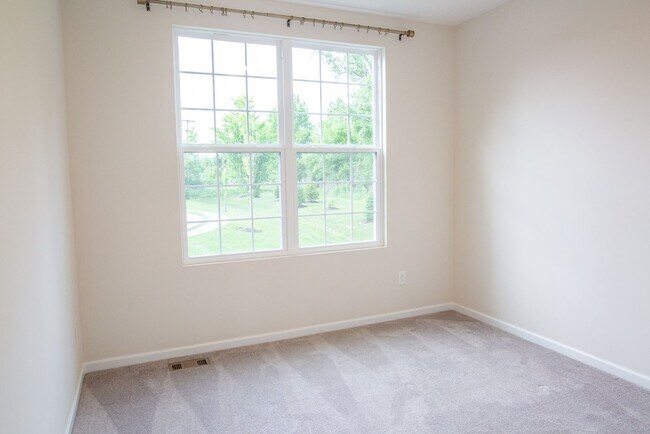 Building Photo - 2845 Beechwood Dr