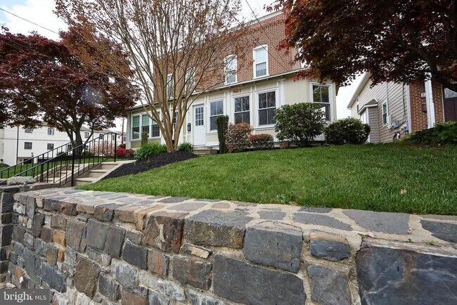 Building Photo - 423 N Orange St