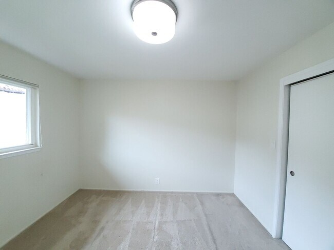 Building Photo - Lovely top floor condo unit; 2 bed/ 2 bath