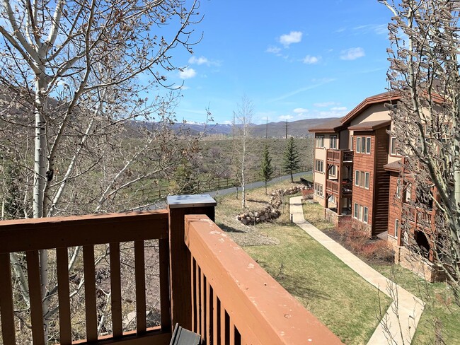 Building Photo - Perfectly Located Crestview Condo - Fully ...