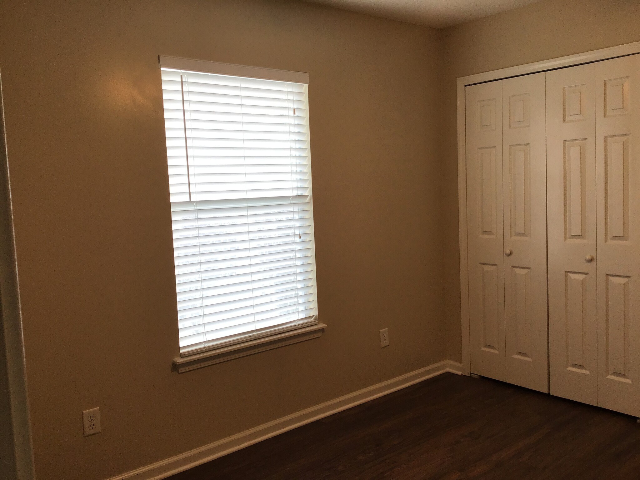 Building Photo - 2469 Royal Pointe Dr