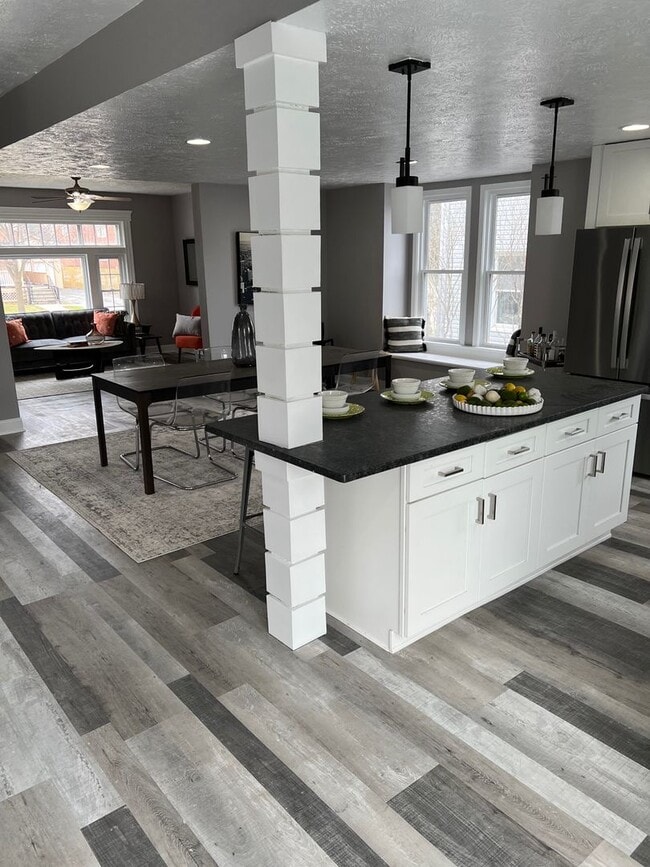 Building Photo - Gorgeous 4 bed, 2.5 bath stunner in Lakewood!