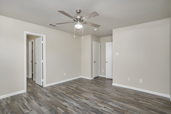 Building Photo - Great Location!