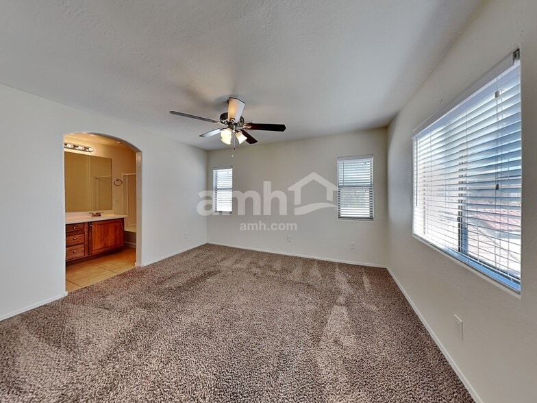 Building Photo - 4647 E Laurel Ave