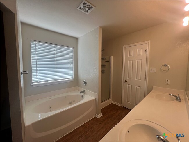 Building Photo - 2130 Jasons W Ct