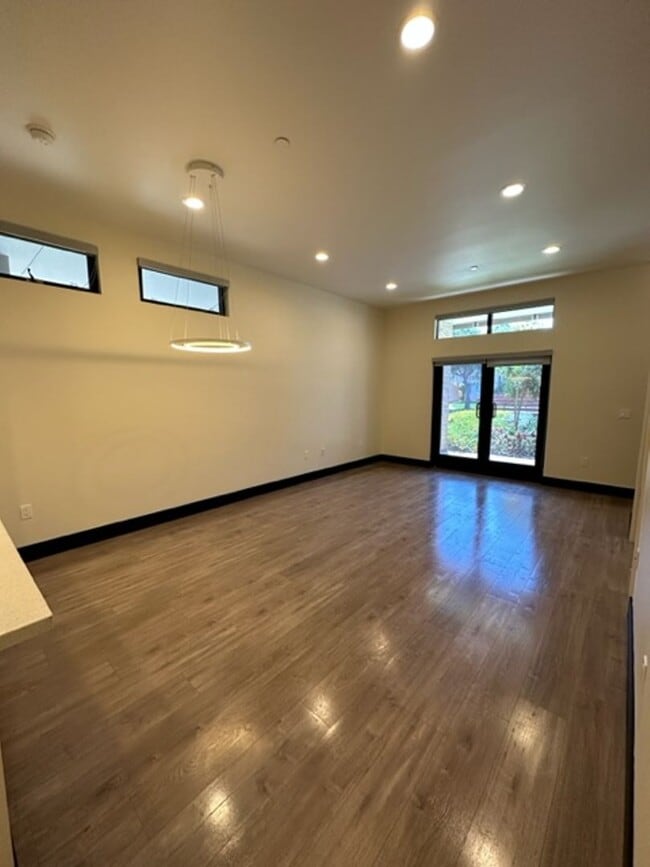 Building Photo - 536 S El Molino Ave