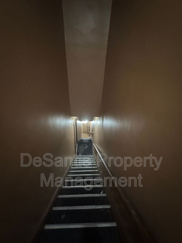 Building Photo - 810 Amity St