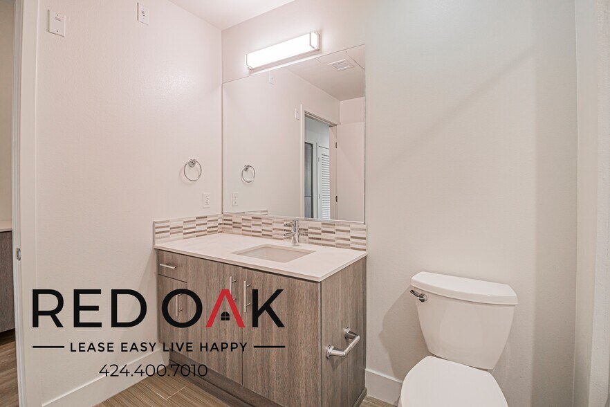 Building Photo - 1331 W 7th St