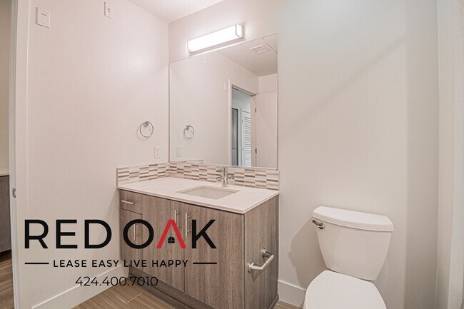 Building Photo - 1331 W 7th St