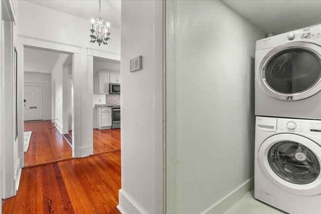 Building Photo - 5 BR- Available June 2027 lease - Renovated House steps from Campus!