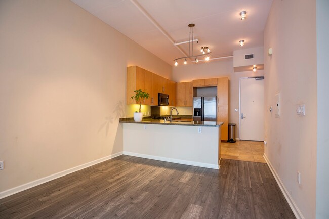 Building Photo - Stunning & Spacious Condo with 2 Parking S...