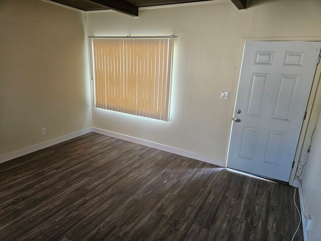 Building Photo - 2 Bedroom - 1 Bathroom with detached 1 car...