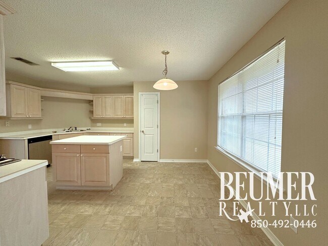 Building Photo - 3bd/2ba Home in Prime Location: Near Base, Close to Beaches!