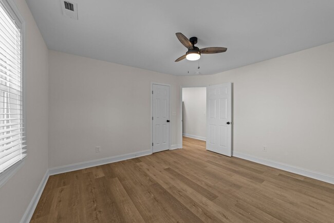 Building Photo - Freshly Renovated Adorable 2 Bedroom 1 Bat...