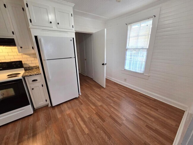 Building Photo - 310 7th St