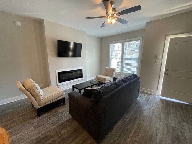 Building Photo - Gorgeous Townhome-English Commons