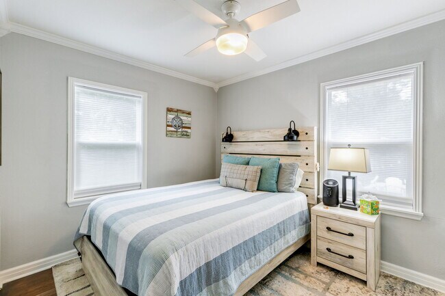 Building Photo - 1609 W Kiowa St