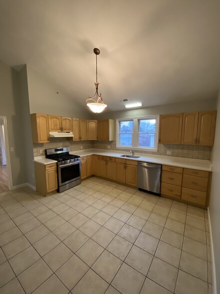 Primary Photo - 118 Beverly St