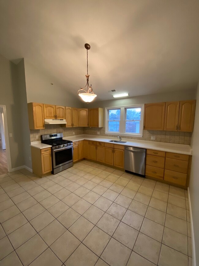 Building Photo - 118 Beverly St