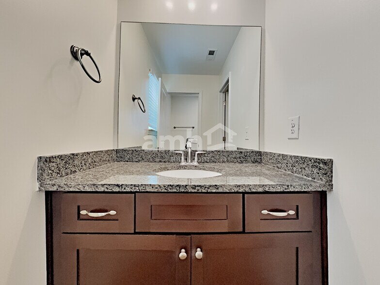 Building Photo - 117 Cobblestone Dr