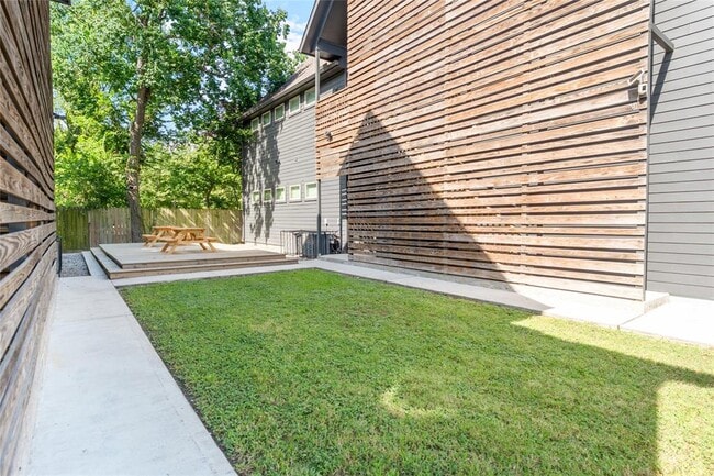 Building Photo - 3424 Tuam St